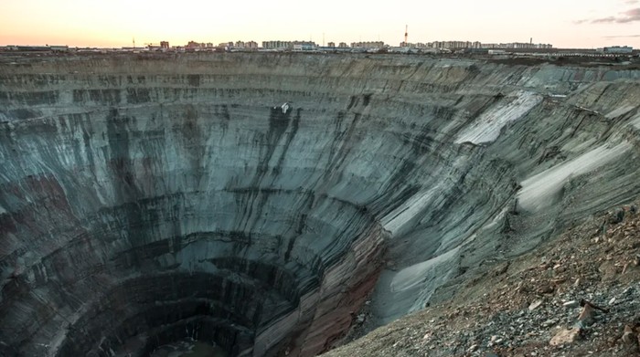 Tambang di deposit berlian yang luas di Yakutia, Rusia utara.