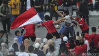 Mereka nampak membawa bola sekaligus menggunakan jersey Timnas dan baju biru melambangkan Thailand.