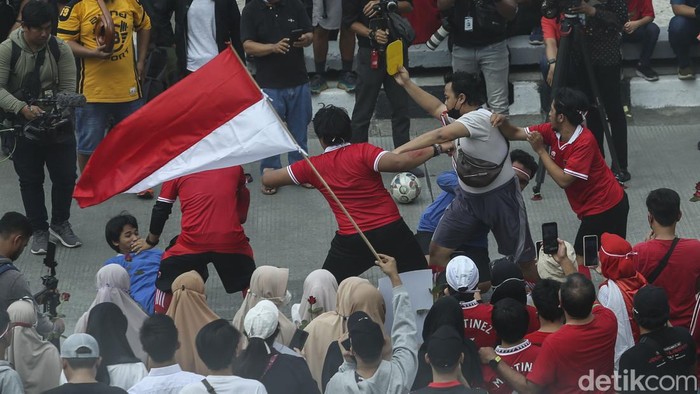 Teatrikal Final SEA Games Indonesia Vs Thailand Curi Perhatian di Bundaran HI