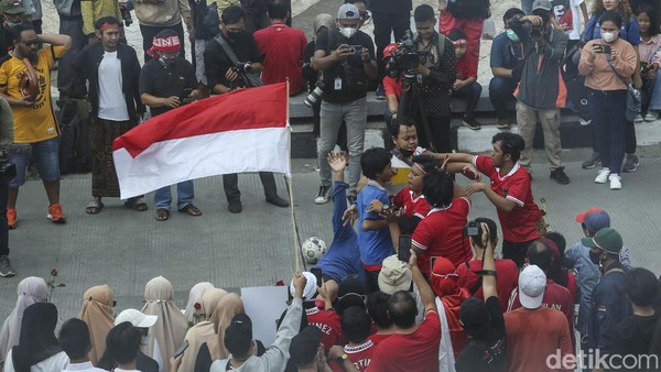 Teatrikal Final SEA Games Indonesia Vs Thailand Curi Perhatian di Bundaran HI