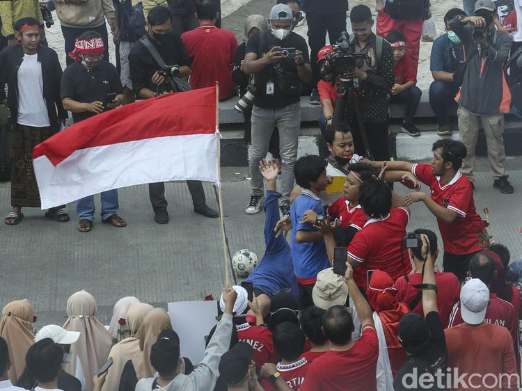 Teatrikal Final SEA Games Indonesia Vs Thailand Curi Perhatian di Bundaran HI