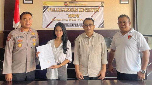 Teguh Kelana dan staf Karens Diner Bali Tiara G Alicia (tengah) saat bertemu di Mapolsek Kuta Utara, Jumat (19/5/2023).