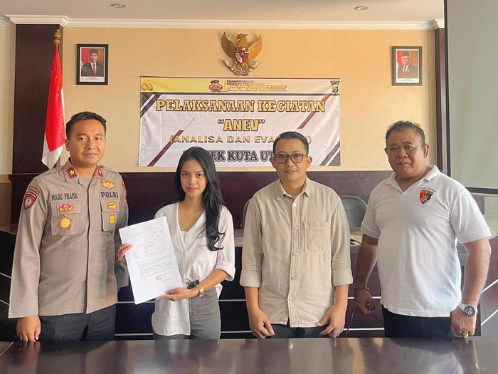 Teguh Kelana dan staf Karens Diner Bali Tiara G Alicia (tengah) saat bertemu di Mapolsek Kuta Utara, Jumat (19/5/2023).