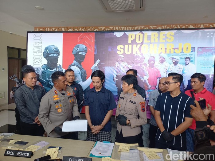 Tersangka kasus penipuan online dihadirkan dalam konferensi pers di Mapolres Sukoharjo, Jawa Tengah, Jumat (19/5/2023).
