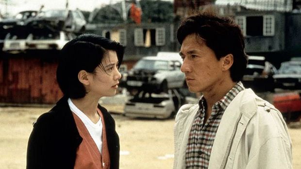 Cuplikan adegan Anita Yuen dan Jackie Chan di Thunderbolt (1995).