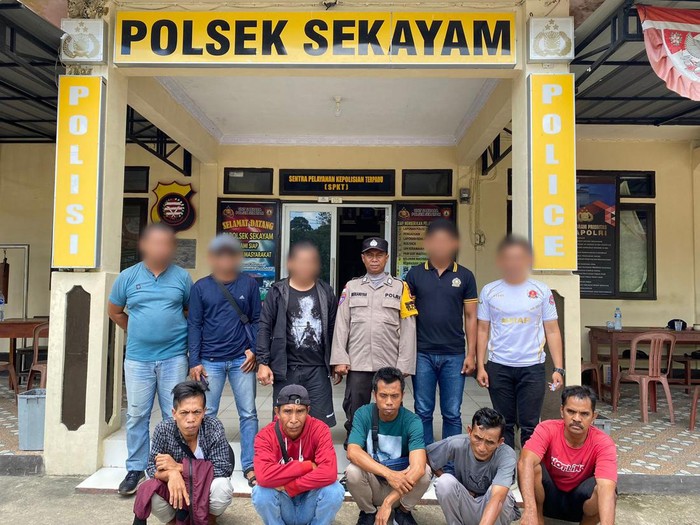 Tim Bais TNI tangkap 4 calon pekerja migran Indonesia yang hendak masuk ke Malaysia secara ilegal melalui Sanggau, Kalbar, Kamis (18/5/2023)