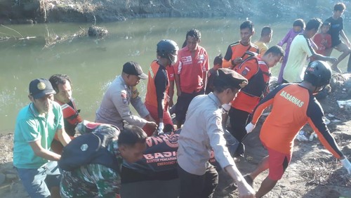 Tim SAR gabungan dibantu warga sekitar mengevakuasi mayat tanpa identitas yang ditemukan mengapung di Sungai Podolo, Kota Bima, NTB, Jumat (19/5/2023). (Foto: Istimewa)