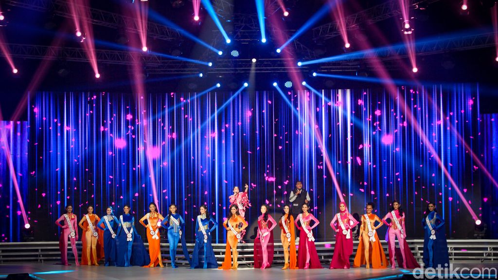 Sebanyak 6 finalis terpilih dalam malam pemilihan Puteri Indonesia di JCC, Jakarta, Jumat (19/5/2023). Enam finalis mewakili DIY 1, Jabar1, Jatim, Lampung, DKI Jakarta 2, dan Bangka Belitung 2.