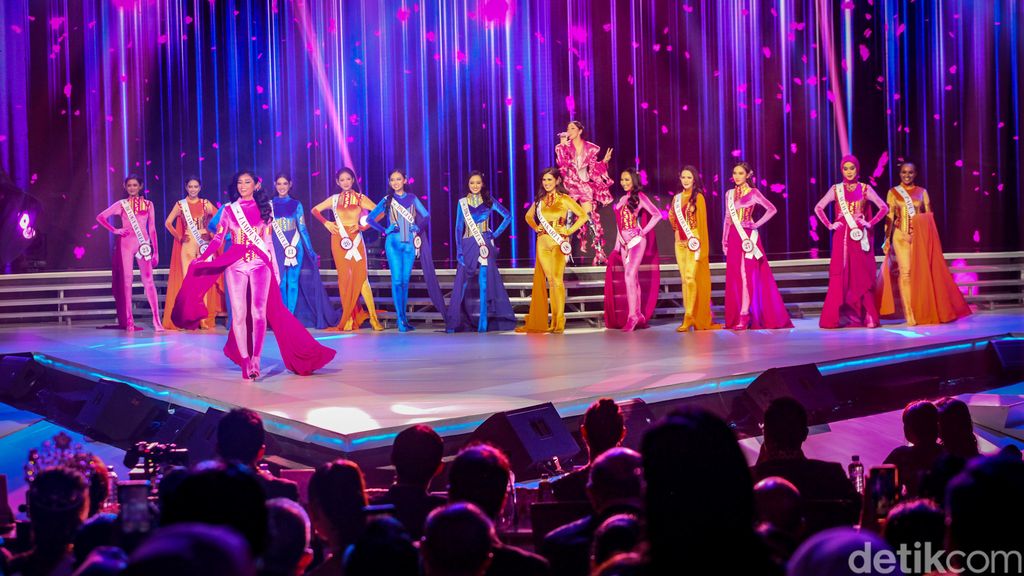 Sebanyak 6 finalis terpilih dalam malam pemilihan Puteri Indonesia di JCC, Jakarta, Jumat (19/5/2023). Enam finalis mewakili DIY 1, Jabar1, Jatim, Lampung, DKI Jakarta 2, dan Bangka Belitung 2.