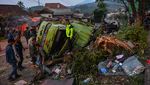 Truk Pengangkut Air Minum Kecelakaan di Nagreg Bandung