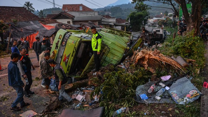 Truk Pengangkut Air Minum Kecelakaan di Nagreg Bandung Polisi dibantu warga mengevakuasi truk bermuatan air minum yang mengalami kecelakaan di Nagreg, Kabupaten Bandung, Jawa Barat, Kamis (18/5/2023). Petugas Kepolisian mengatakan, truk bermuatan air minum tersebut mengalami kecelakaan akibat rem blong sehingga menutup akses jalan nasional menuju Tasikmalaya dan tidak ada korban jiwa dalam kecelakaan tersebut. ANTARA FOTO/Raisan Al Farisi/hp.