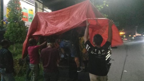 Polisi mengamankan satu truk yang mengangkut dua motor diduga hasil pencurian. Polisi juga menangkap empat terduga pelaku dalam truk itu.