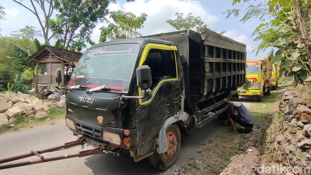 Truk yang terguling di tanjakan Sentolo Kulon Progo, Jumat (19/5/2023).