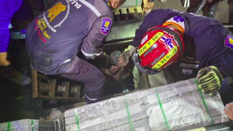 Turis jatuh ke selokan di Thailand