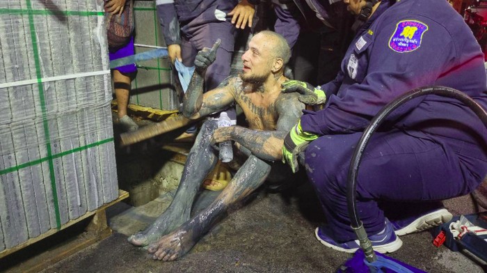 Turis jatuh ke selokan di Thailand