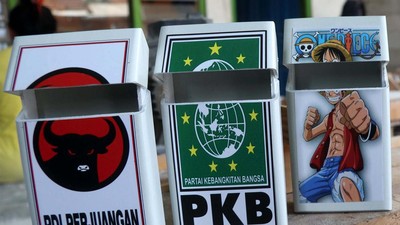 Unik, Kerajinan Kotak Rokok dari Pipa Ini Bergambar Lambang Partai