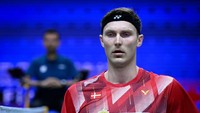 Axelsen terlihat kecewa sekali dengan situasi yang ia alami. Foto: AFP via Getty Images/WANG ZHAO