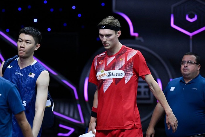 Viktor Axelsen, Piala Sudirman 2023 Denmark's Viktor Axelsen (2nd R) leaves after retiring during the men's singles quarter-final match against Malaysia's Lee Zii Jia at the 2023 Sudirman Cup world badminton championships in Suzhou in China's eastern Jiangsu province on May 19, 2023. (Photo by WANG Zhao / AFP) (Photo by WANG ZHAO/AFP via Getty Images)