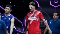 Usai laga, Lee Zii Jia mendoakan Axelsen lekas pulih. Di partai itu sendiri Zii Jia ikut membantu Malaysia menyingkirkan Denmark 3-1 untuk maju ke semifinal Piala Sudirman 2023. Foto: AFP via Getty Images/WANG ZHAO  