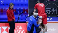 Axelsen bahkan sempat menerima perawatan di tepi lapangan. Foto: AFP via Getty Images/WANG ZHAO