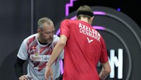 Axelsen menjadi andalan Denmark saat turun di partai kedua melawan Malaysia. Tapi di awal laga, Axelsen sudah tampak mengalami masalah. Foto: Getty Images/Fred Lee