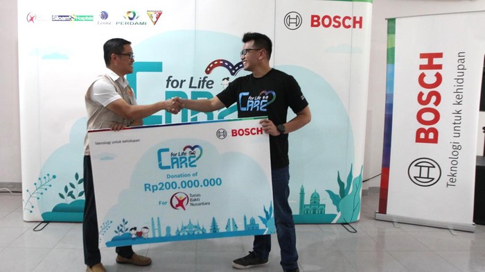 Bosch perluas jangkauan “Care for Life” ke Indonesia Timur. 250 anak dan warga di Kabupaten Timor Tengah Utara dapat pemeriksaan mata dan katarak.