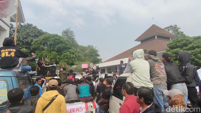 Warga Kaki gunung Gede Pangrango demo di depan kantor DPRD