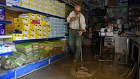 Emilia-Romagna adalah salah satu provinsi yang kota dan desanya banyak terendam banjir karena tidak hanya dari sungai, tetapi juga dari kanal yang meluap. Stefano Bonaccini, presiden regional wilayah Emilia-Romagna mengatakan biaya kerusakan mencapai miliaran euro. REUTERS/Jennifer Lorenzini  