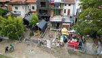 Warga Korban Banjir Italia Bersih-bersih Lumpur