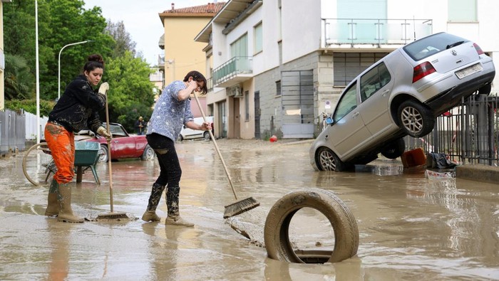Warga Korban Banjir Italia Bersih-bersih Lumpur Residents remove mud and debris after heavy rains hit Italy's Emilia Romagna region, in Faenza, Italy, May 18, 2023. REUTERS/Claudia Greco