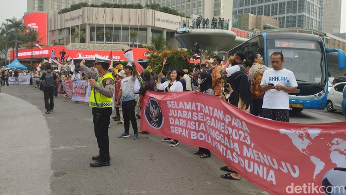 Warga kumpul di Bundaran HI sambut arak-arakan Timnas U-22.