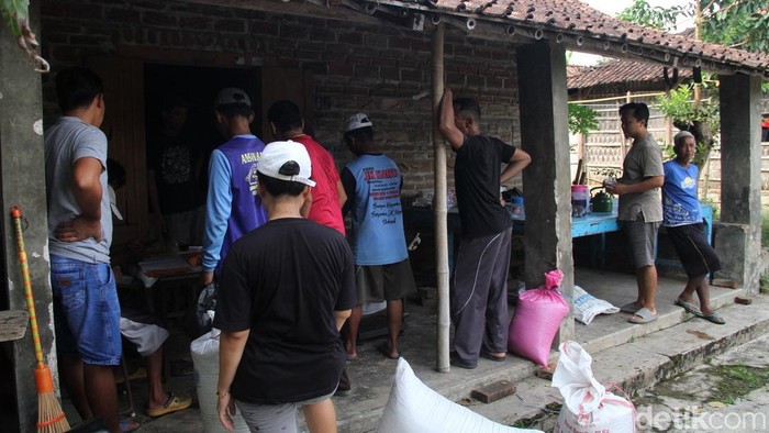 Warga Ponorogo nabung gabah