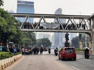 Antusiasnya Warga Tunggu Arak-arakan Kontingen SEA Games di JPO Dukuh Atas