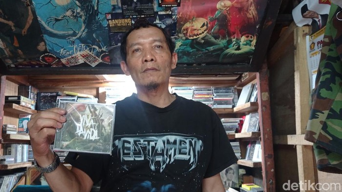 Yurman salah seorang penjual kaset