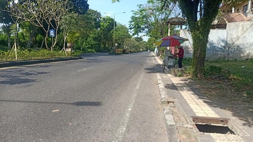 Sekitar 12 besi tutup saluran air di trotoar sepanjang jalan protokol Kota Negara, Jembrana, hilang diduga dicuri.
