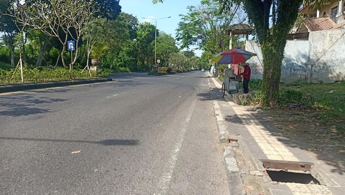 Sekitar 12 besi tutup saluran air di trotoar sepanjang jalan protokol Kota Negara, Jembrana, hilang diduga dicuri.