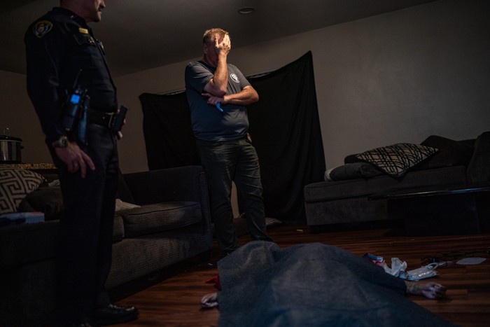 SAN DIEGO, CA - NOVEMBER 10: Ed Byrne, Homeland Security Investigations Agent, right, and Lt. Ken Impellizeri of San Diego Police, at the scene of a fatal overdosed of a 39 years old woman on fentanyl as they look for evidence in San Diego, California, Thursday, November 10, 2022. (Photo by Salwan Georges/The Washington Post via Getty Images)