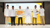 Foto: Dok. Direktur Sales & Distribution BSI Anton Sukarna (tengah) menyerahkan Kartu Debit Haji Indonesia kepada salah satu calon jemaah Haji Indonesia dari KBIH Al-Hasanah yang didampingi oleh Direktur Pengelolaan Dana Haji dan Sistem Informasi Haji Terpadu (Dirjen PHU) Kemenag Jaja Jaelani (kiri kedua) dan SVP Islamic Ecosystem BSI M. Syukron Habiby (kiri pertama) di tengah acara Manasik Akbar yang digelar di The Tower, Jakarta, Sabtu (20/5/2023).