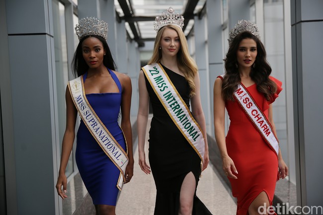 Salah satu kegiatan tiga ratu kecantikan dunia itu adalah berkunjung ke kantor media termasuk Detikcom. Inilah pesona Miss International 2022 Jasmin Selberg dari Jerman, Miss Supranational 2022 Lalela Mswane dari Afrika Selatan, dan Miss Charm 2023 Luma Russo dari Brasil saat dipotret di kantor Detikcom, Gedung Trans TV, Jakarta, Sabtu (20/5/2023). Foto: Agung Pambudhy