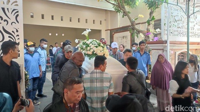 Putri Pj Gubernur Papua Pegunungan Nikolaus Kondomo meninggal dunia di Semarang, Jawa Tengah. Korban yang berusia 16 tahun ditemukan kejang di kosnya.