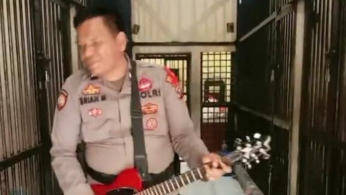 Aipda Brian saat menggelar konser di penjara. (Foto: Istimewa)