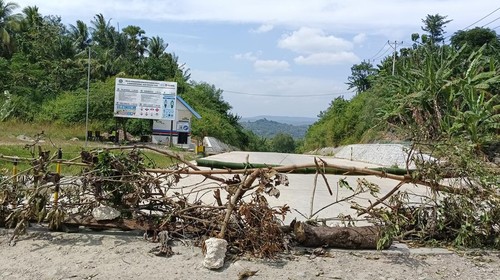 Akses masuk menuju Bendungan Manikin diblokir oleh warga di Desa Baumata Timur, Kecamatan Taebenu, Kabupatem Kupang, NTT,  Sabtu (20/5/2023). (Foto: Yufen Bria/detikBali)