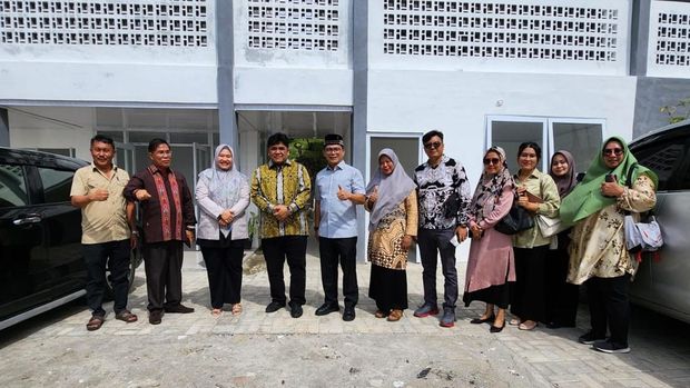 Anggota Komisi E DPRD Sumut berfoto bersama di depan lokasi mess Dinkes Sumut