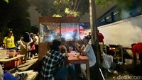 Area bersantap di tempatnya tak banyak. Ada yang di dalam tenda dan di luar seperti ini. Lokasinya dekat area meracik pesanan pelanggan.