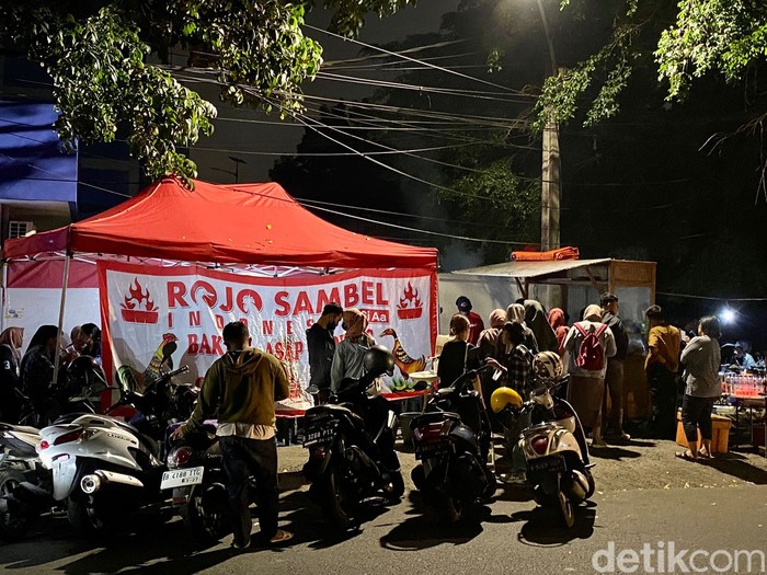 Antre 40 Menit Demi Cicip Rojo Sambel yang Viral Gegara Raffi Ahmad Antre 40 Menit Demi Cicip Rojo Sambel yang Viral Gegara Raffi Ahmad