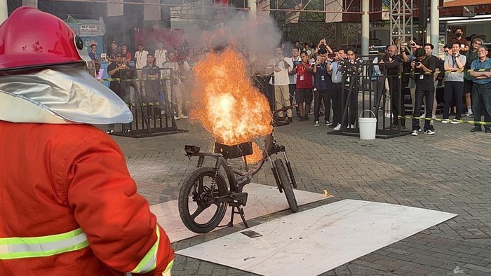 APAR Khusus baterai lithium ion yang terbakar APAR Khusus baterai lithium ion yang terbakar.