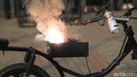 Untuk memadamkan api dari baterai lithium, harus pakai pemadam jenis Lithium Fire Killer. Foto: Grandyos Zafna/detik.com