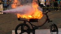 Dari lini produk Hartindo, tipe AF31 jenis Lithium Fire Killer hadir agar bisa memadamkan api yang berasal dari baterai lithium besar. Foto: Grandyos Zafna/detik.com