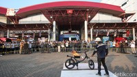 APAR konvensional sulit untuk memadamkan api yang berasal dari baterai mobil listrik, Penyebabnya karena karakter api dari mobil listrik bersifat thermal runway. Foto: Grandyos Zafna/detik.com