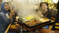 Zenbu merupakan restoran yang menyajikan Japanese baked rice pertama, yaitu mozaru, di Indonesia serta mengadaptasi masakan fusion lain seperti dari Italia, Amerika, dan tentu saja Indonesia.